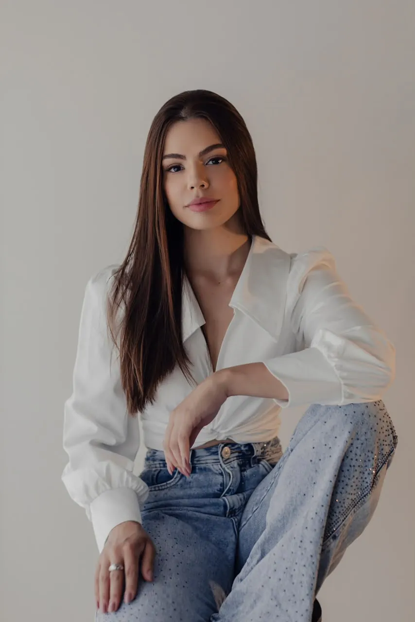 Retrato da Dra. Beatriz Cerqueira, cirurgiã-dentista especialista em odontologia estética da Clínica ORA